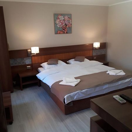 Aura'S West Accommodation Private Parking In Front Yard 布加勒斯特 外观 照片