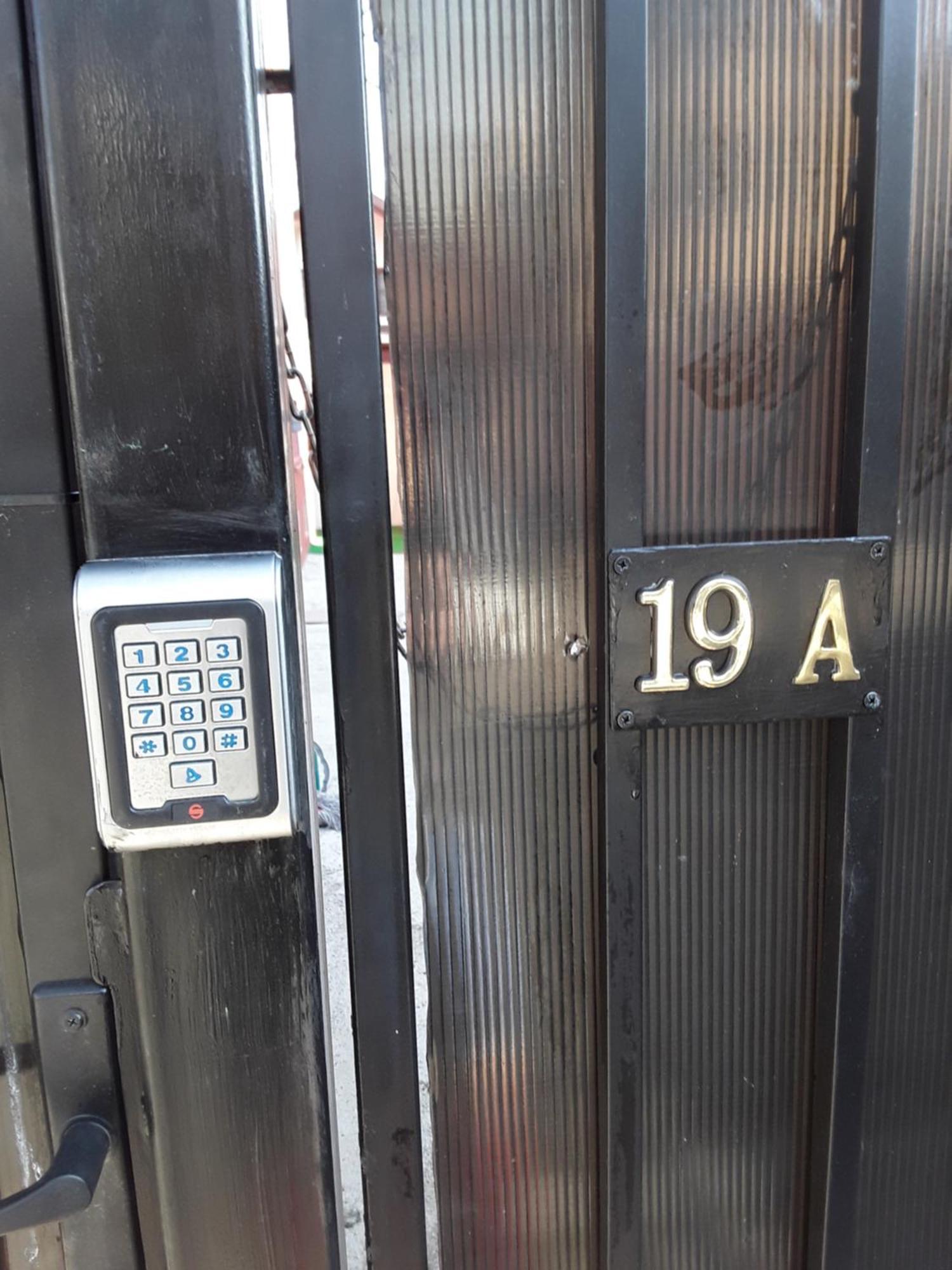 Aura'S West Accommodation Private Parking In Front Yard 布加勒斯特 外观 照片