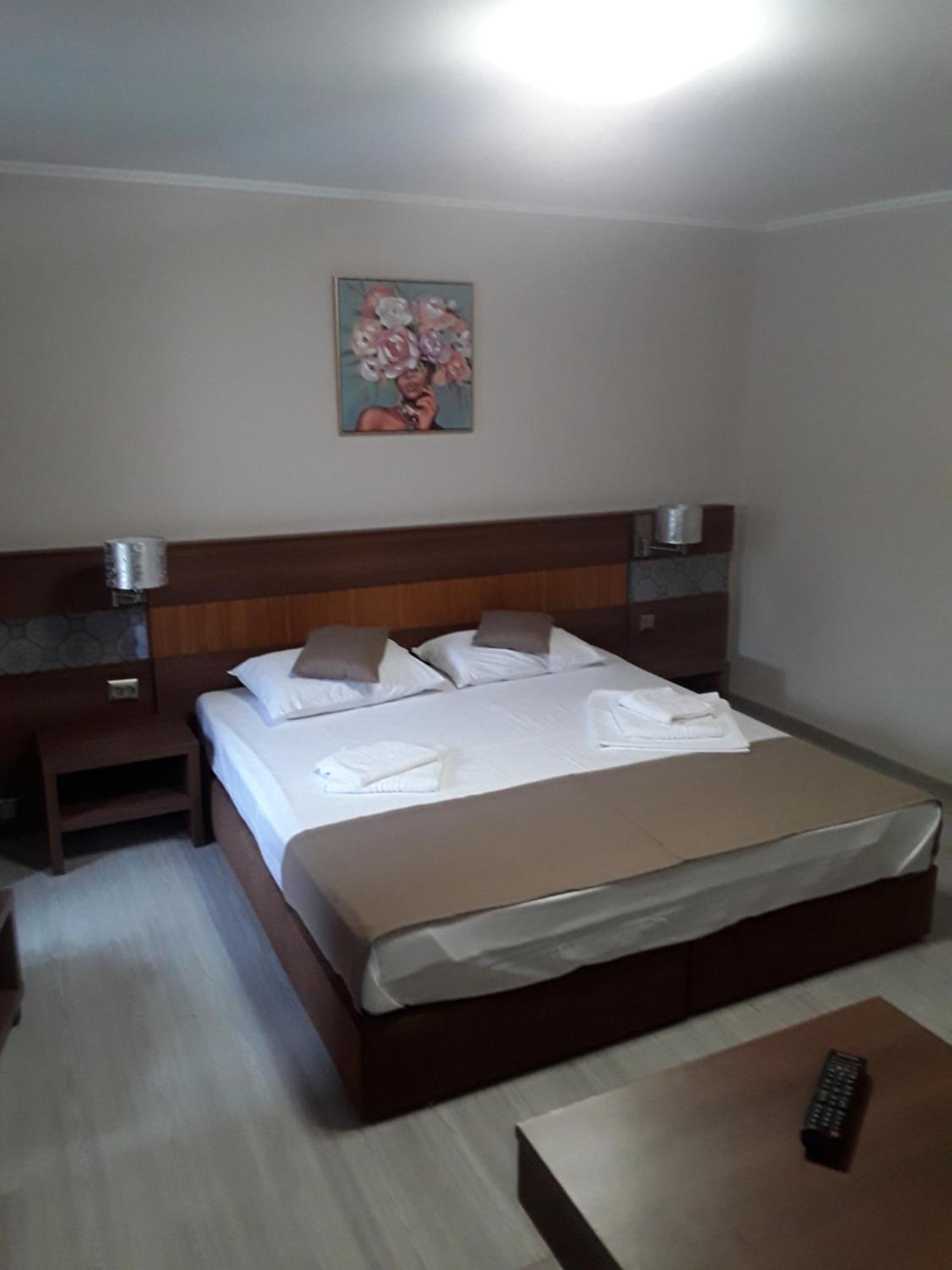 Aura'S West Accommodation Private Parking In Front Yard 布加勒斯特 外观 照片