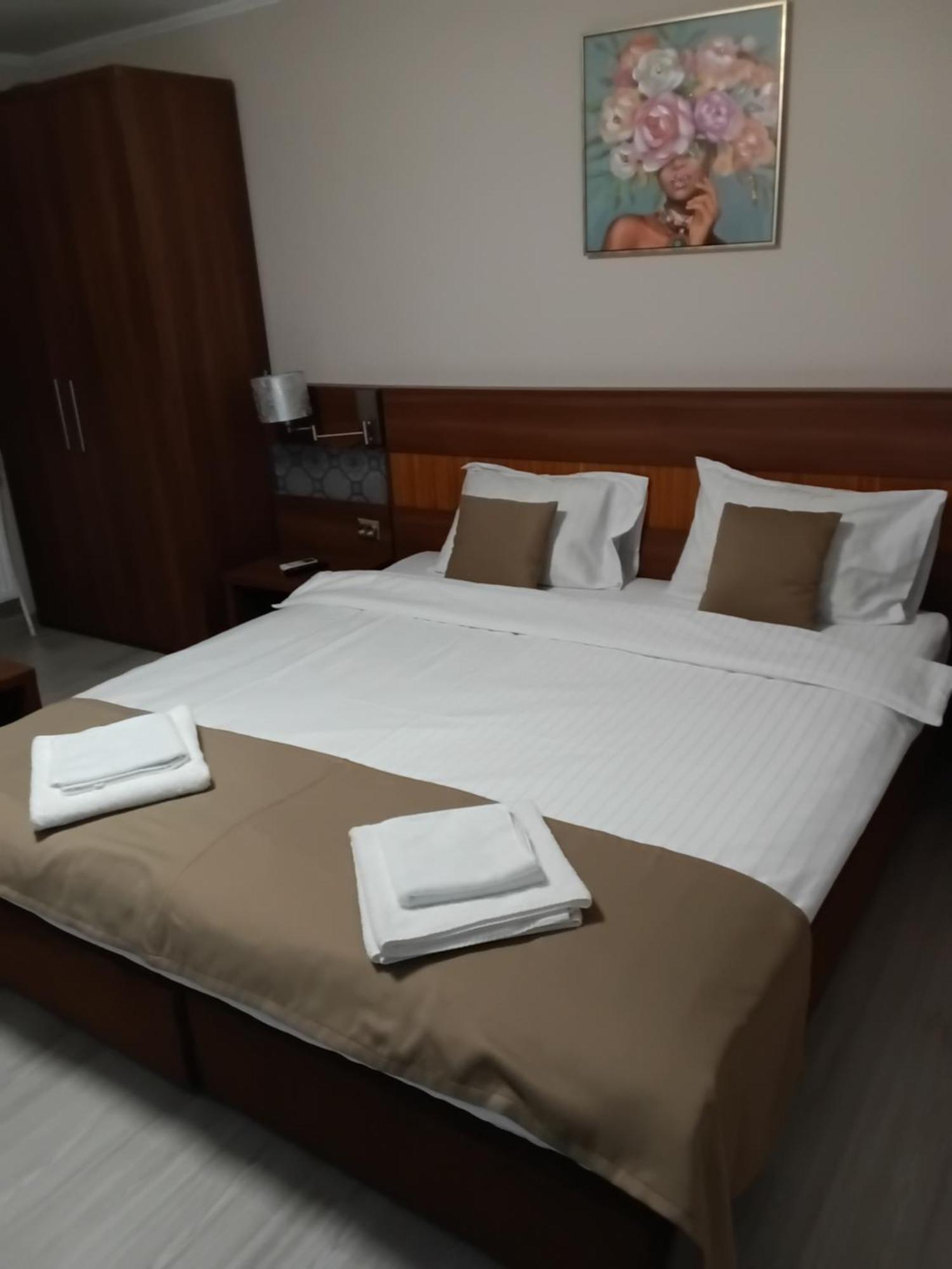 Aura'S West Accommodation Private Parking In Front Yard 布加勒斯特 外观 照片